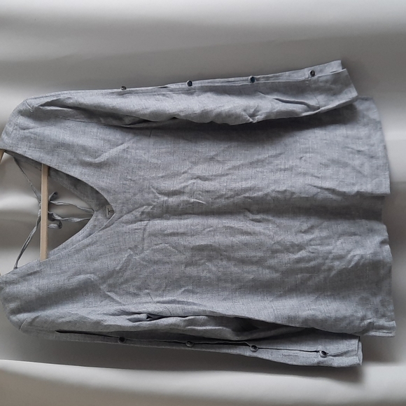 Flutter sleeve v neck - Picture 1 of 3